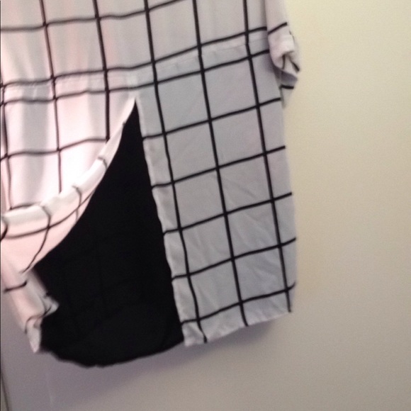 🎉HP🎉 Black and white top with fly away back - Picture 4 of 4